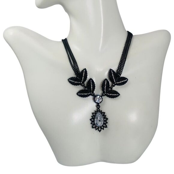 Betsey Johnson Black Crystal Flower Pendant Necklace 17.5" Iconic Jet Setter - Picture 9 of 10